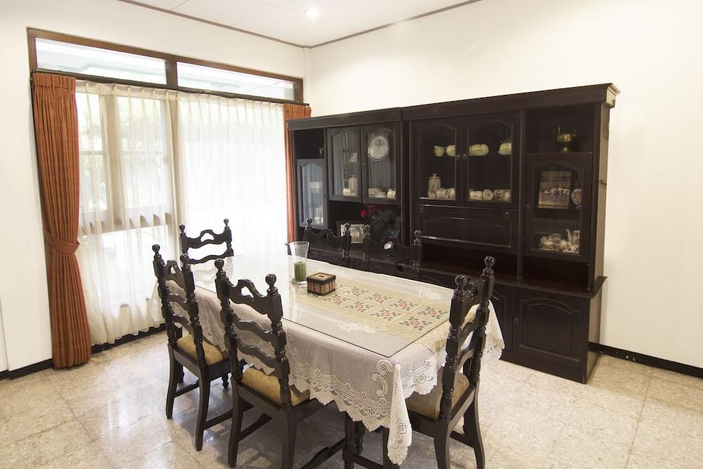 Urbanview Sasono Putro Condoongcatur By Reddoorz